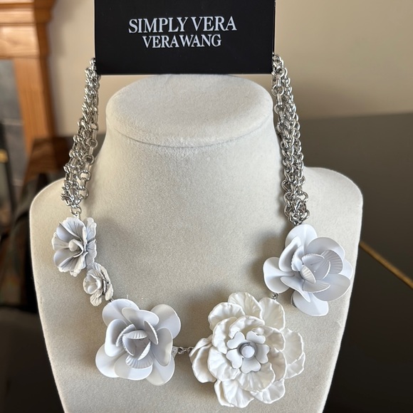 Simply Vera Vera Wang White Floral Necklace - Picture 2 of 10